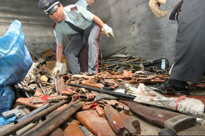 2006年6月3日,近日南京警方对今年以来“治暴缉枪”行动中收缴上来的700多支非法枪、3000余把管制刀具,进行统一集中销毁,销毁地设在南钢集团内。Chinese police have launched a crackdown on the deadly trade in illegal guns and explosives.
