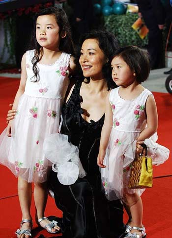 Actresses Joan Chen arrives with her daughters for the opening ceremony of the Shanghai International Film Festival at the Shanghai Concert Hall June 17, 2006. [Sina]