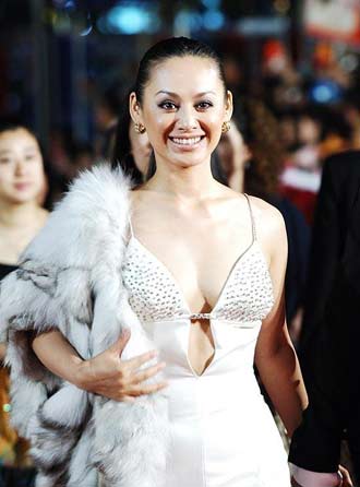 Actresses Ning Jing arrives for the opening ceremony of the Shanghai International Film Festival at the Shanghai Concert Hall June 17, 2006. [Sina]