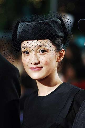 Actresses Zhou Xun arrives for the opening ceremony of the Shanghai International Film Festival at the Shanghai Concert Hall June 17, 2006. [Sina]