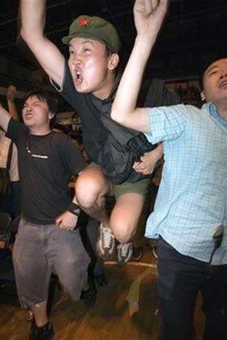 Chinese rock fans during a concert directed by Chinese rock music icon Cui Jian to mark the 20th anniversary of rock music in China held at an indoor stadium in Shenyang, northern China's Liaoning province, Friday, June 16, 2006. Cui Jian introduced rock music to China with his song 'I Own Nothing' in 1986. [AP Photo]