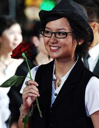 Zhou Bichang arrives for the opening ceremony of the Shanghai International Film Festival at the Shanghai Concert Hall June 17, 2006. [Sina] 