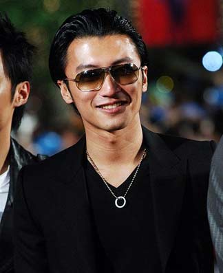 Actor Huang Xiaoming arrives for the opening ceremony of the Shanghai International Film Festival at the Shanghai Concert Hall June 17, 2006. [Sina] 
