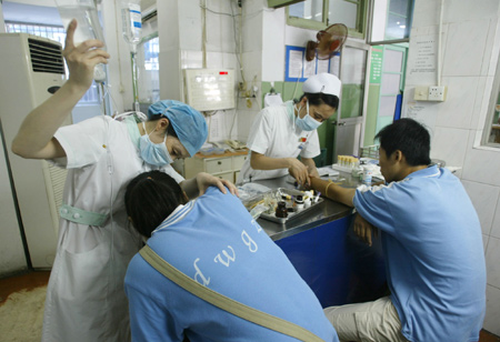 Students from Jiaxing High school receive medical treatment at a hospital in Jiaxing in east China's Zhejiang province June 20, 2006. About 60 students had food poisoning after eating leftovers at their school's dining hall, Xinhua News Agency reported. Picture taken June 20, 2006.[newsphoto]