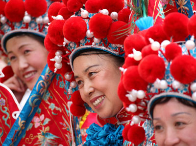 Performers dance near the Great Wall at Badaling June 23, 2006 during a ceremony to start the fourth Beijing Olympic arts festival. [Reuters] 