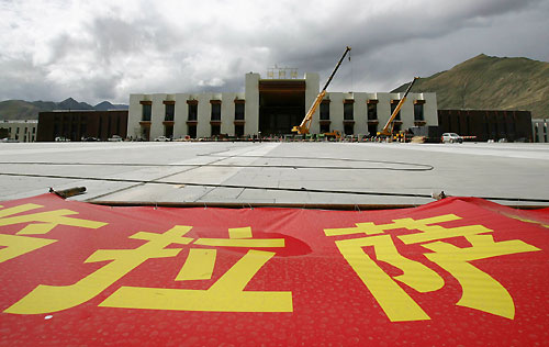Workers makes final touches at the nearly finished Lhasa Railway Station in Lhasa, Tibet, June 24, 2006. The Qinghai-Tibet Railway, which will begin trial operations on July 1, 2006. Picture taken June 24, 2006.