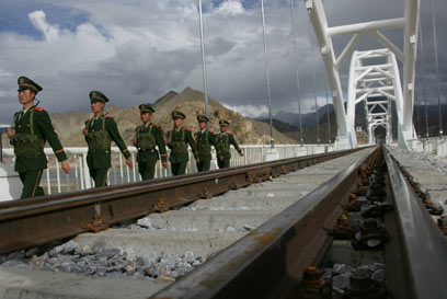 Soldiers patrol, tibet, railway, chinadaily, china daily, Qinghai-Tibet Railway
