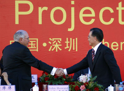 China's Premier Wen Jiabao (R) and Australian Prime Minister John Howard shake hands at the opening ceremony of the Guangdong Liquefied Natural Gas Project Phase at Dapeng Bay in China's southern coast city of Shenzhen June 28, 2006. [Reuters]