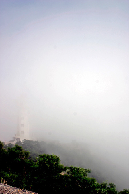 Penglai, a coastal city in east China's Shandong Province, is blanketed in thick advection fog on Monday morning, July 3, 2006. The spectacular scenery lasted two hours, attracting many tourists and local residents. [newsphoto]