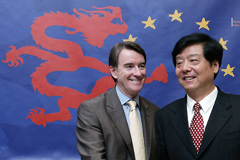European Trade Commissioner Peter Mandelson (L) and China's Vice Minister of Commerce Yu Guangzhou pose for photographers at the start of an EU-China trade conference in Brussels, July 7, 2006. [Reuters]