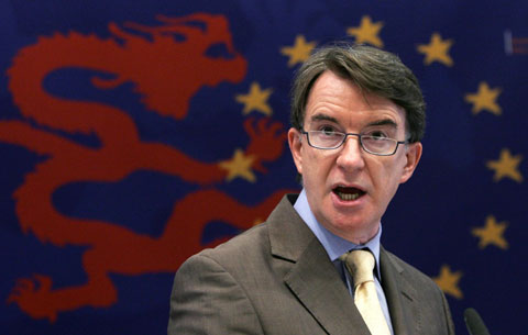 European Trade Commissioner Peter Mandelson (L) and China's Vice Minister of Commerce Yu Guangzhou pose for photographers at the start of an EU-China trade conference in Brussels, July 7, 2006. [Reuters]
