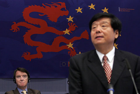 European Trade Commissioner Peter Mandelson (L) and China's Vice Minister of Commerce Yu Guangzhou pose for photographers at the start of an EU-China trade conference in Brussels, July 7, 2006. [Reuters]