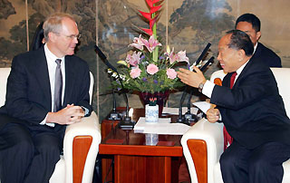 U.S. negotiator Christopher Hill (L) meets with Chinese Foreign Minister Li Zhaoxing in Beijing July 7, 2006. Hill arrived in Beijing early Friday for a day of discussions with Chinese leaders on North Korea's missile launches. 