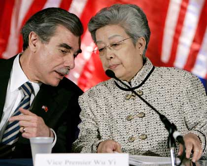 U.S. Secretary of Commerce Carlos Gutierrez (L) and Chinese Vice Premier Wu Yi attend a news conference following the annual U.S.-China Joint Comission on Commerce and Trade in Washington April 11, 2006. 