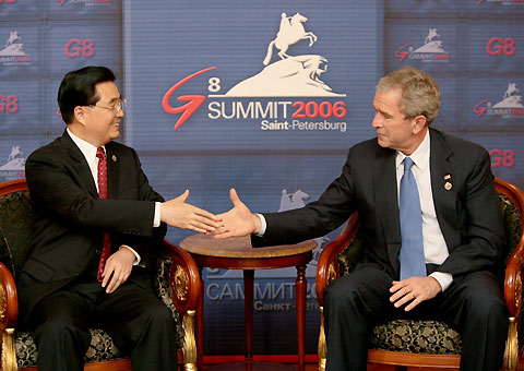 President Hu Jintao shakes hands with US President George W. Bush 
