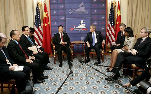 President Hu Jintao shakes hands with US President George W. Bush 