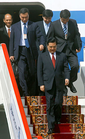 President Hu Jintao shakes hands with US President George W. Bush 
