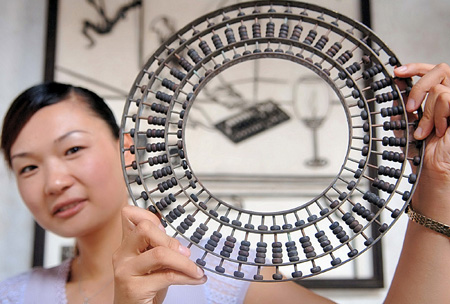 A special calculating tool in ancient China, the abacus has gradually faded away from people's life at a time when computers prevailed. In Huizhou, however,abacuses can still be found almost everywhere. [Xinhua]