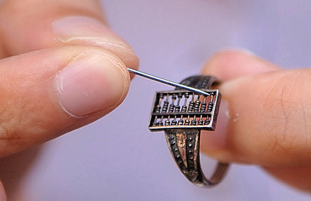 A special calculating tool in ancient China, the abacus has gradually faded away from people's life at a time when computers prevailed. In Huizhou, however,abacuses can still be found almost everywhere. [Xinhua]