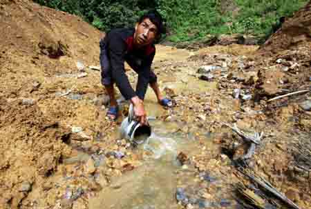 An expressway was destroyed by the flash floods which hit Lengquan Township, Mengzi County, southwest China's Yunnan Province Friday, killing 8, injuring 5, and leaving 27 others missing. The flash floods were caused by torrential rains. Rescuers have arrived at the scene to treat the injured workers and search the missing people, Xinhua News Agency reported. [newsphoto]
