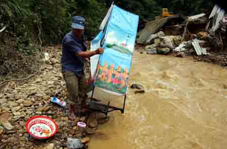 Work sheds are swept away by the flash floods which hit Lengquan Township, Mengzi County, southwest China's Yunnan Province Friday, killing 8, injuring 5, and leaving 27 others missing. The flash floods were caused by torrential rains. Rescuers have arrived at the scene to treat the injured workers and search the missing people, Xinhua News Agency reported. [newsphoto]