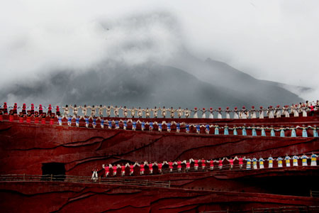 The Lijiang Impression - Snow Mountain, co-directed by Zhang Yimou, Wang Chaoge and Fan Yue, premiered at the foot of the Yulong (Jade Dragon) Snow Mountain Sunday, Junly 23, 2006. More than 500 farmers of ten ethnic minority groups participated in the six-part real-scene performance. [Xinhua]