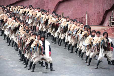 The Lijiang Impression - Snow Mountain, co-directed by Zhang Yimou, Wang Chaoge and Fan Yue, premiered at the foot of the Yulong (Jade Dragon) Snow Mountain Sunday, Junly 23, 2006. More than 500 farmers of ten ethnic minority groups participated in the six-part real-scene performance. [Xinhua]