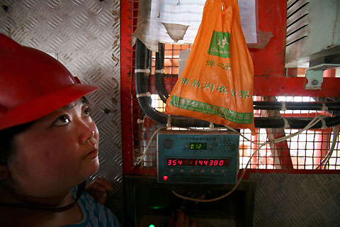 Construction workers chat on the 42nd floor of the Shanghai World Financial Center building site in Shanghai July 24, 2006. The building, which will stand at 101 storeys and 492 metres when completed in 2008, aims to be the tallest building in China. [Reuters]