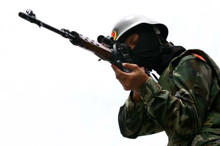 A Chinese soldier take aims during an anti-terror training in Suining, Southwest China's Sichuan Province, July 24, 2006. [newsphoto]