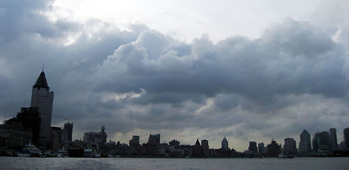 The photograph shows the cloudy sky in Shanghai as Typhoon Kaemi makes a landfall at Jinjiang in East China's Fujian Provinceon July 25, 2006. [Xinhua]