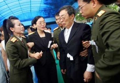 Chinese soldiers carry the coffin containing the body of Chinese UN observer Du Zhaoyu, who was killed last week during Israel's air raid on Lebanon, during a ceremony before his cremation in Beijing August 4, 2006.