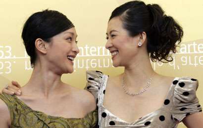 Actresses Zhang Ziyi (R) and Zhou Xun attend a photocall at the Venice film festival September 3, 2006. Zhang and Zhou both star in director Feng Xiaogang's movie "Yeyan" (The Banquet), which is showing at the festival.