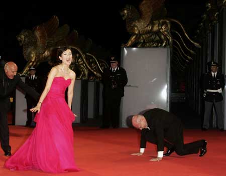 Zhang Ziyi reacts in surprise as Marco Muller, director of the 63rd Venice Film Festival, goes down on his knees to welcome the Chinese star for the premiere of "The Banquet" on Sunday night. The film, directed by Feng Xiaogang and starring Zhang, Zhou Xun, Ge You and Daniel Wu, has been described as a loose adaptation of "Hamlet," featuring royal conflicts and revenge in 10th century China.