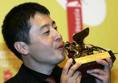 Director Jia Zhang-ke kisses the Golden Lion at the Cinema Palace in Venice September 9, 2006. Jia's movie 'Still Life' won Venice Film Festival's Golden Lion top prize on Saturday. REUTERS