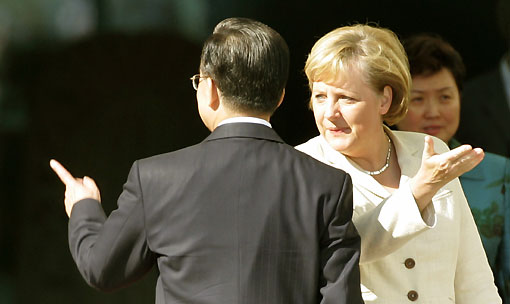 German Chancellor Angela Merkel welcomes Chinese Prime Minister Wen Jiabao (L) in front of the Chancellery in Berlin September 14, 2006. 