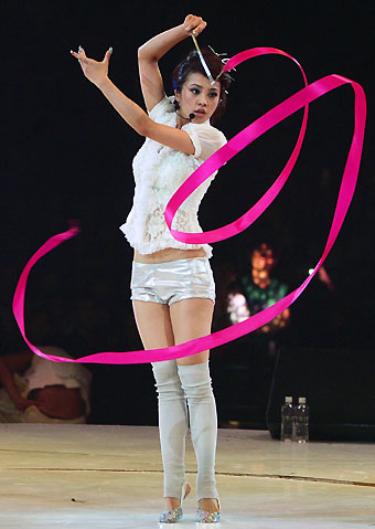 Taiwan singer Jolin Tsai dances during her concert in Hong Kong September 15, 2006. 
