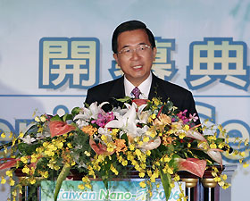 Taiwan President Chen Shui-bian delivers a speech at the opening ceremony of Taiwan Nano-X2006 exhibition in Taipei September 27, 2006.