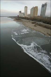 A view of a polluted river in China, November 2005. Two top leaders of an environmental protection bureau in central China have been sacked over a massive arsenic spill which poisoned a major river, state media has said.(AFP