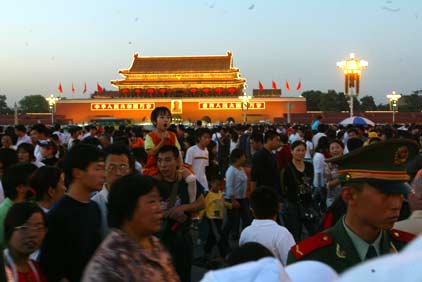 Visitors throng in Tian'anmen Square in Beijing yesterday as the week-long National Day holiday entered its fourth day.