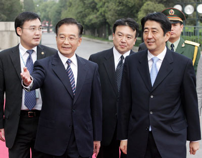 Chinese Premier Wen Jiabao (2nd L) shows the way to Japan's Prime Minister Shinzo Abe (3rd L) at the welcome ceremony in Beijiing October 8, 2006. Abe arrived in Beijing for a two-day visit to mend ties with China. [newsphoto] 