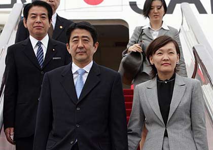 Japan's Prime Minister Shinzo Abe (2nd from L) and first lady Akie Abe disembarks from a plane at the Beijing Capital International Airport in Beijing, October 8, 2006. Abe will have a meeting with Chinese President Hu Jintao in Beijing on Sunday and fly to Seoul for talks with South Korea's President Roh Moo-hyun on Monday. [Newsphoto] 