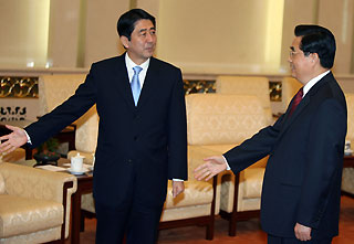Japanese Prime Minister Shinzo Abe (L) introduces his entourage to Chinese President Hu Jintao at the Great Hall of the People in Beijing October 8, 2006.