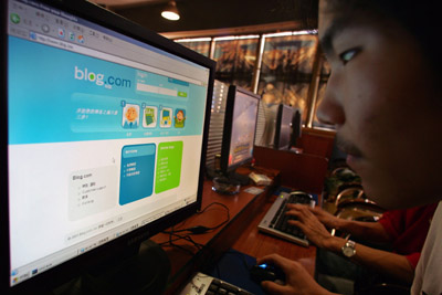A man surfs on an internet blog at an internet bar in Shanghai October 9, 2006. The number of bloggers in China had reached 17.5 million by the end of August, almost 30 times the 2002 figure. [Reuters]
