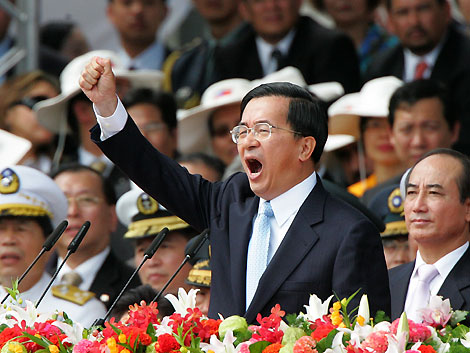 Shih Ming-teh, the former chairman of Taiwan's ruling Democratic Progressive Party, gestures during a rally calling for Taiwan's President Chen Shui-bian's resignation in Taipei, October 10, 2006. 