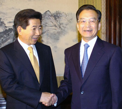 South Korea's President Roh Moo-hyun (L) meets Chinese Premier Wen Jiabao at the Zhongnanhai in Beijing October 13, 2006. China and South Korea support 