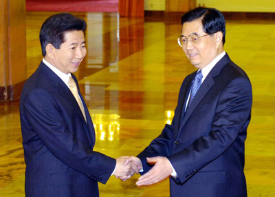 South Korea's President Roh Moo-hyun (L) meets China's President Hu Jintao at the Great Hall of the People in Beijing October 13, 2006. Leaders of China and South Korea, the only countries with any potential sway over North Korea, meet on Friday to find a response to Pyongyang's nuclear defiance.