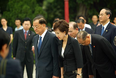 Lien Chan, honorary chairman of the Taiwan opposition party Kuomintang, and his delegation pay homage to martyrs in Huanghuagang, Guangzhou, capital of Guangdong Province yesterday.