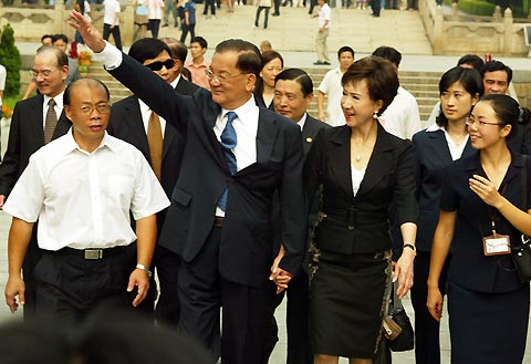 Lien Chan, honorary chairman of the Taiwan opposition party Kuomintang, and his delegation pay homage to martyrs in Huanghuagang, Guangzhou, capital of Guangdong Province yesterday.