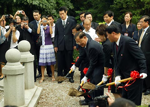 Lien Chan, honorary chairman of the Taiwan opposition party Kuomintang, and his delegation pay homage to martyrs in Huanghuagang, Guangzhou, capital of Guangdong Province yesterday.