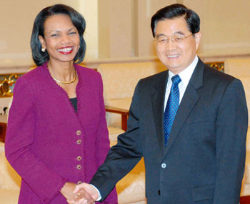 Chinese President Hu Jintao meets US Secretary of State Condoleezza Rice at the Great Hall of the People in Beijing, October 20, 2006. Rice visited Japan and South Korea before arriving in China on Friday. [Reuters]